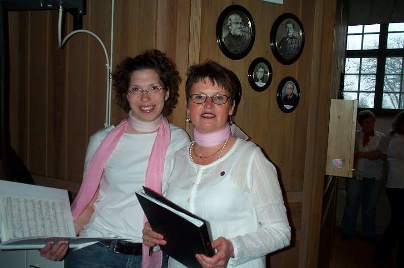 Bild 2005_04_30 027.jpg - Vår dirigent Carina Magnusson(till höger) tillsammans med Petra . Konsert i Ovikens gamla kyrka 2005-04-30